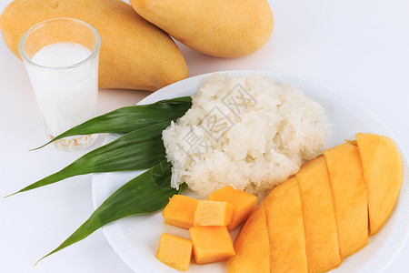 椰子牛奶和芒果一起吃泰式甜米 泰国风格的热带甜点营养坚果街道季节食物牛奶水果文化椰子美食背景