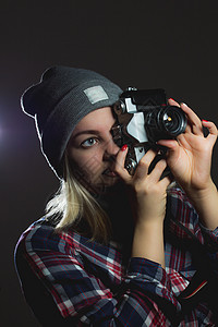 时装女郎用反光相机拍照的肖像帽子技术摄影师工作室艺术家摄影女性女孩成人潮人背景图片