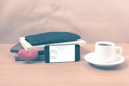 工作桌 带电话的咖啡 书本 卷子和心的咖啡植物商业桌子白色电脑办公室笔记本桌面手机记事本背景图片