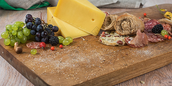 意大利葡萄餐桌上的食物收成水果美食木板野餐小吃产品木头桌子面包背景