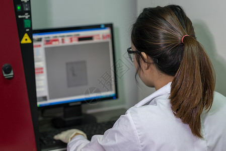 在分子生物学实验室工作的女技术员 妇女技术员技术电泳染料化学指纹科学测试插图检测药品背景