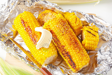 谷状玉米铝箔伴奏黄色黄油蔬菜锡纸棒子点心食物烧烤高清图片