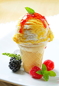 草莓酱冰激淋球冰淇淋甜筒加草莓酱背景