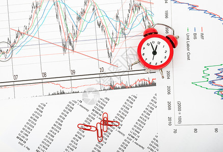 配有纸剪辑的闹钟圆形数字账单红色图形化图表背景图片