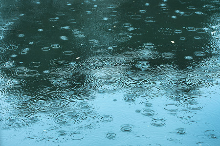 雨滴波纹塞利格湖高清图片