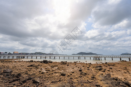 春浪音乐节天空多云的干旱海滩太阳海岸环境地面石头浅滩支撑河口岩石码头背景