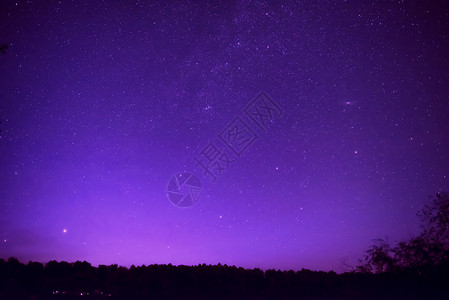 紫色漂浮星星美丽的紫色夜空 繁星繁星宇宙地平线反射星云银河系星系天文学星星森林月光背景
