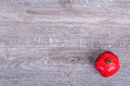木木背景上的石榴饮食果汁食物产品甜点木头红色药品营养水果背景图片