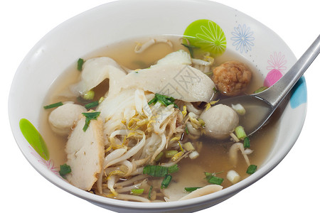白底带鱼球的泰国面条汤背景图片