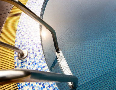 抢铁条梯子金属闲暇太阳反射酒店泳池游泳场景旅行阳光背景图片