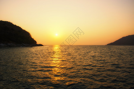 美丽的日落旅行黄色太阳橙子海浪天空海洋背景图片