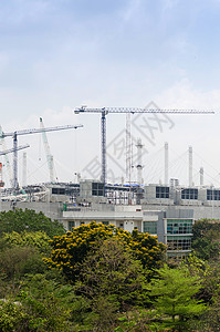 大型巨型建筑工地和大起重机背景图片