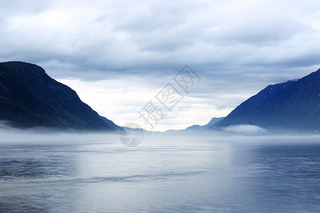 清晨的挪威风景廷舍电报海滩薄雾多云森林峡湾图片素材