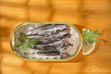 新鲜沙丁鱼罐装盐水产品店铺小吃饮食鳀鱼食物营养背景图片