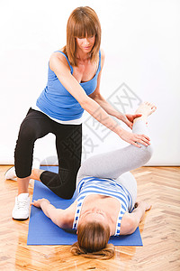 个人教员运动女士服装拉伸讲师木地板女子两人教练私人背景图片