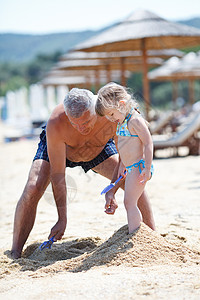 爷爷和孙女在沙滩上背景图片
