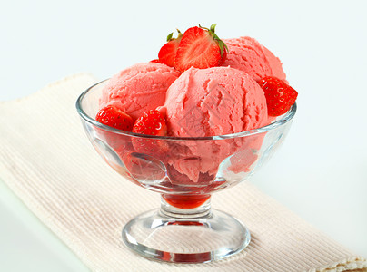 红豆草莓冰淇淋草莓冰淇淋盘子圣代甜点冰冻库存餐垫餐巾玻璃水果冰淇淋背景