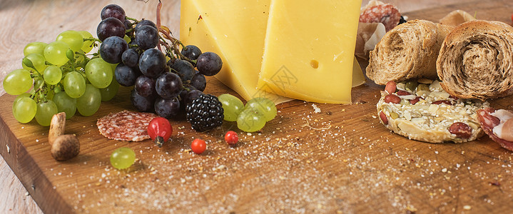 意大利葡萄餐桌上的食物熏肉熏制浆果小吃酒精产品木头水果野餐香肠背景