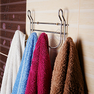 浴室挂毛巾挂在浴室架子上的彩色毛巾背景