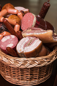香肠产品种类繁多零售猪肉店铺屠夫市场熏制美食柜台熏肉销售量背景