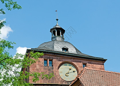 城堡塔上的古董钟表建筑高清图片素材