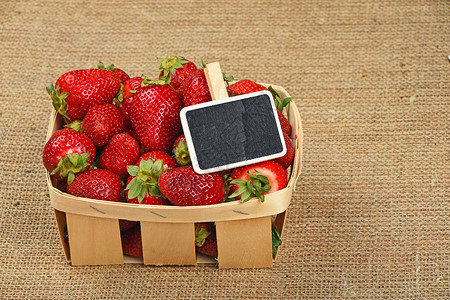 大牌放价草莓放篮子里 在画布上标价活力水果粉笔乡村柳条农业黑色黑板水壶浆果背景