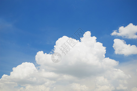 蓝色天空上的白浮云背景图片