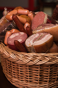 香肠产品种类繁多销售量盐渍营养猪肉牛肉饮食熏制木板屠夫熏肉背景