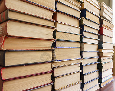 书市堆放的书书架背景上的旧脏书高清图片