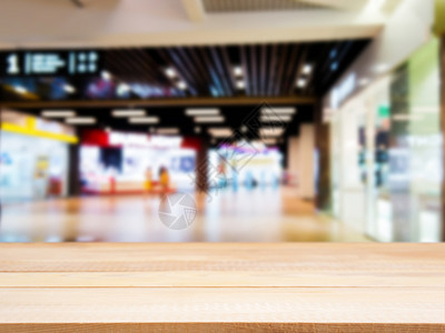 在模糊商场前面的木板空桌商品贸易中心购物中心店铺大厅商业推介会产品剪辑背景图片