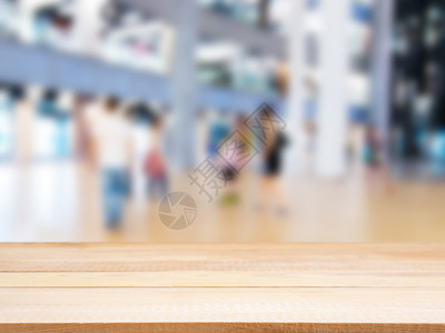 在模糊商场前面的木板空桌架子展示大厅中心嘲笑背景商品台面推介会柜台背景图片