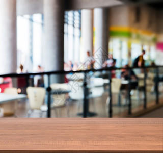 在模糊的人面前的木板空桌旅行飞机场产品台面嘲笑柜台商业桌子食物餐厅背景图片