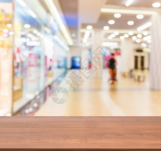 在模糊商场前面的木板空桌购物中心展示背景产品商品台面中心嘲笑桌子走廊背景图片