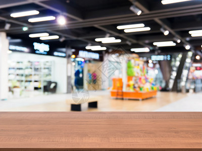在模糊商场前面的木板空桌贸易购物中心中心桌子大厅木头走廊产品台面商业背景图片