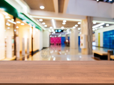 在模糊商场前面的木板空桌大厅推介会背景购物中心中心走廊商业产品台面建筑背景图片