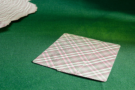 绿色纸用绿色布纸在桌上打牌游戏背景