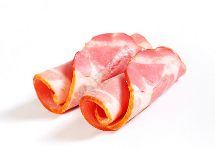 烟熏猪肉切片     卷起来食物小吃熏制火腿冷盘背景图片