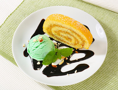 摩卡蛋糕瑞士篮球 一勺绿色雪糕奶油薄荷甜点傻事咖啡杏仁蛋糕花生坚果冰淇淋背景