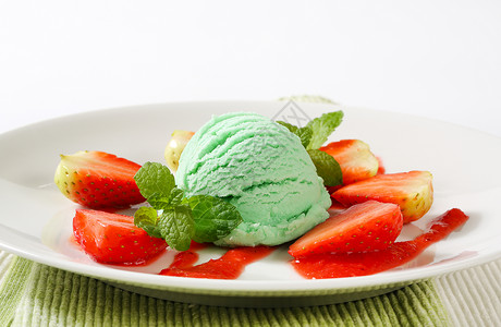 青苹果冰淇淋带草莓的绿色冰淇淋蜜露餐巾绿茶猕猴桃冰冻小吃食物水果细雨果子背景