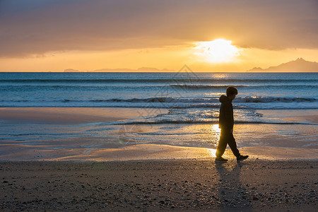 维浦湾海滩日出风景岛屿海洋蓝橙地平线身影日落海滩天空辉光背景图片