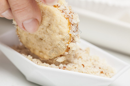 给饼干的边缘添加坚果祖母烹饪女士焦糖糕点烘烤视图面粉小麦背景图片