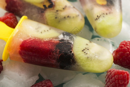 自自制冰淇淋水果盘子味道餐巾茶点节食食物奇异果覆盆子冻结背景图片