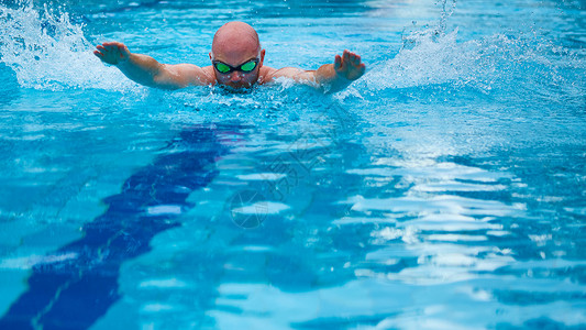 在游泳池中进行运动游泳员训练海滩高清图片素材