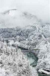 冬季风景火车白色冰镇田园铁路景观森林农村树木风光背景图片