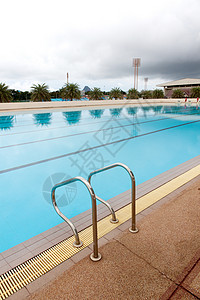 游泳池中的蓝水波运动游泳漂浮涟漪漂浮物竞赛水池车道线条划分凉爽的高清图片素材