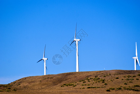山丘风田一角蓝色天空涡轮机解决方案风车涡轮绿色技术环境生态背景图片