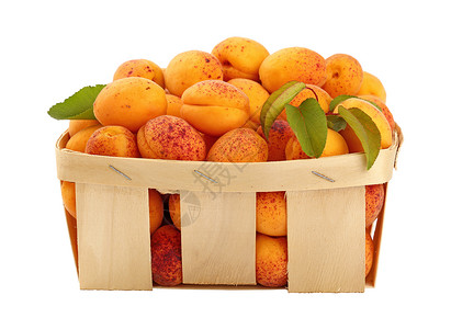 木制篮子中的新鲜成熟的杏仁 白上加白黄色浆果红色树叶食物乡村绿色农业橙子柳条背景图片