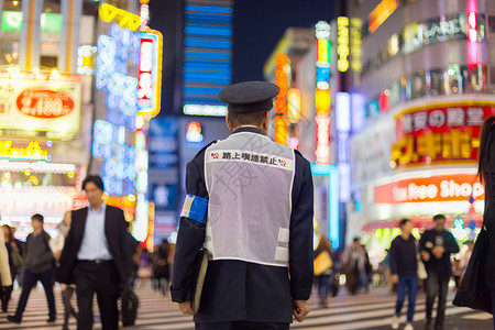在日本东京新宿站着的日军警察背景