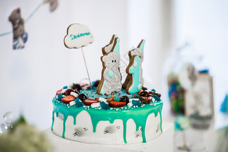 白蛋糕装饰的饼干熊蓝色生日庆典灰色食物软糖甜点奶油背景图片