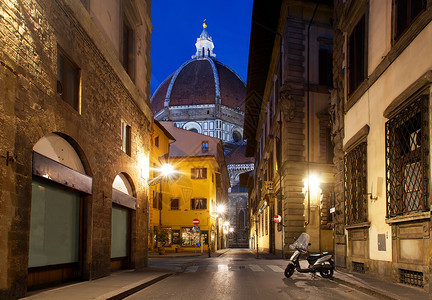 历史性摩托车佛罗伦萨和大教堂背景